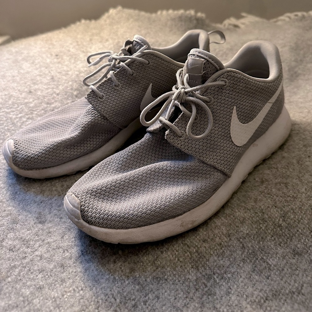 Nikes size 8 tennis shoes